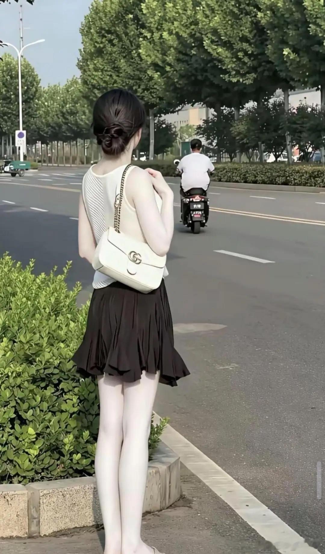 这姑娘的牛奶肌肤，估计太阳把她也晒不黑！​​​