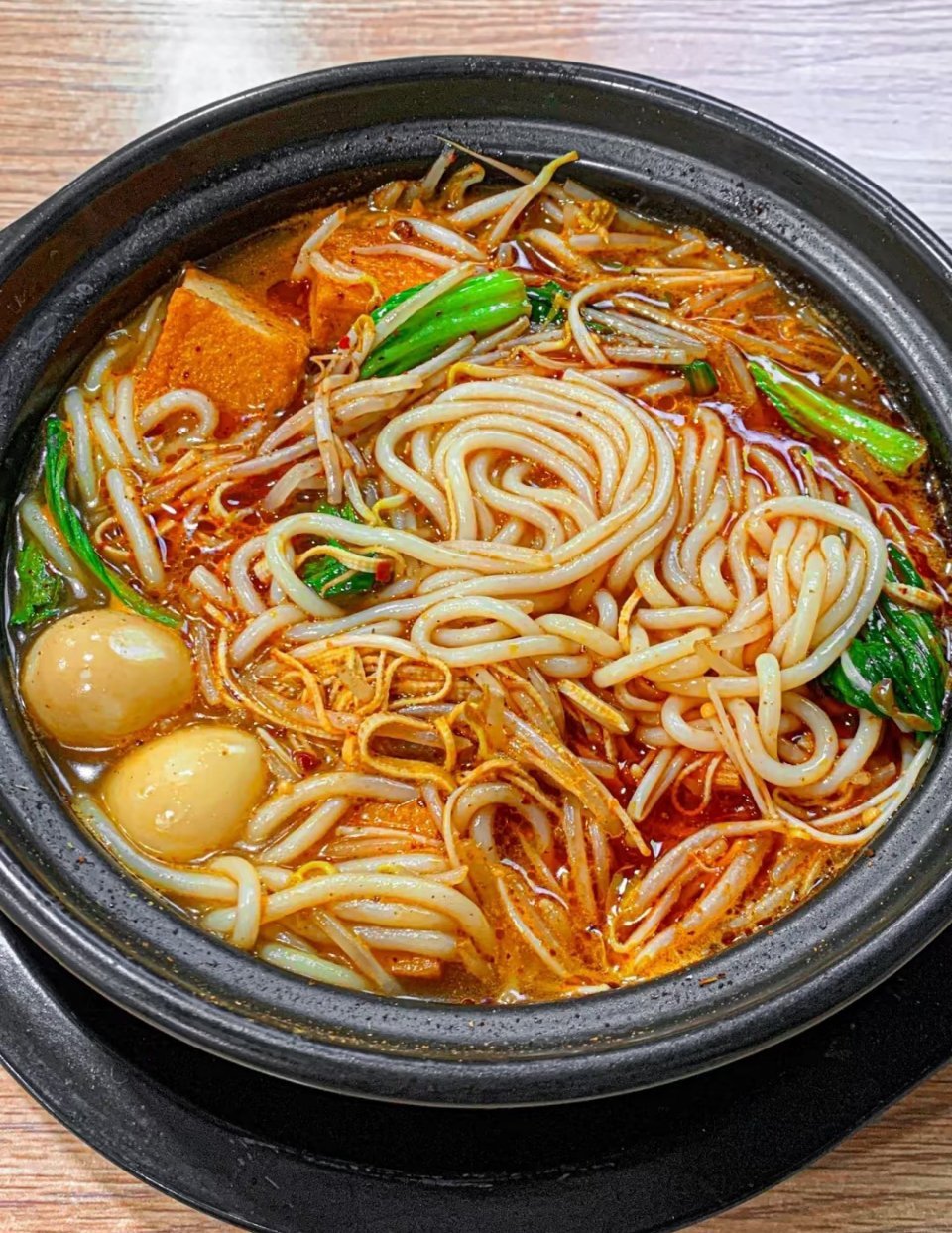 为什么过桥米线店越来越少了因为米线没有多少米线了，全是干豆腐和豆芽[笑着哭]一