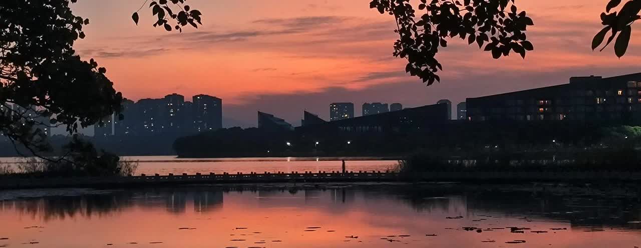 普通人，一年挣十万容易，要想存十万，真的很难。一个月工资，