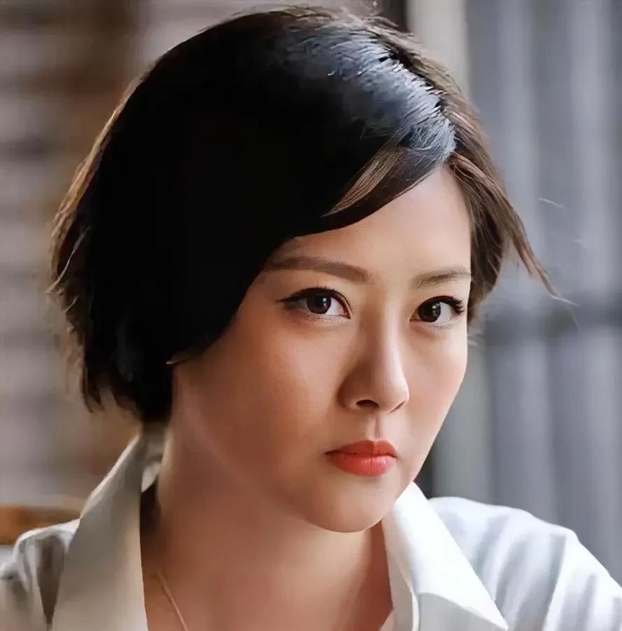 《利剑玫瑰》被剧中的这个人物圈粉了，她不仅演技好，而且颜值胜过女主迪丽热巴。