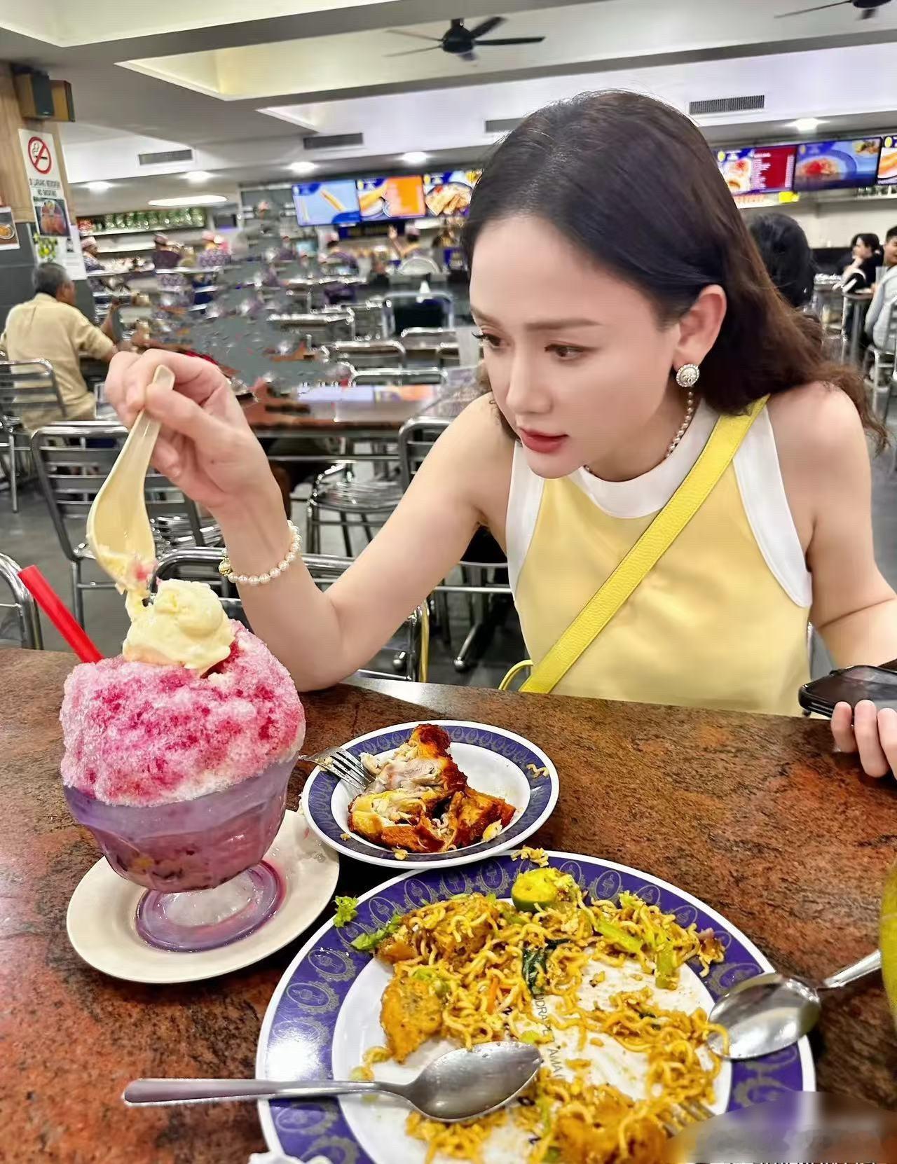 第一张好像真看不出是陈乔恩，第二张好像又恢复了正常！