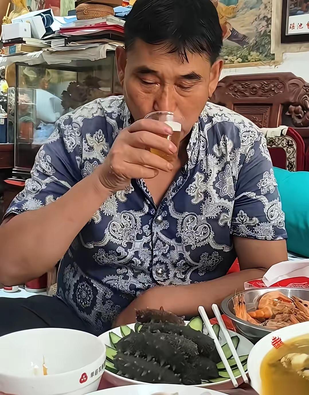 唏嘘！大衣哥商演全黄了，哪是他过气了？是那些挥着钞票撑排场的老板们，兜里早就没闲