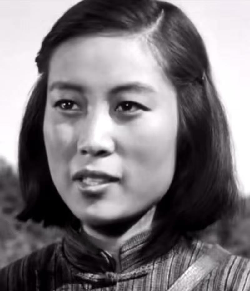 直到她98岁去世，很多人才猛然发现：那个贯穿了我们祖孙三代记忆的女人，悄悄地走了