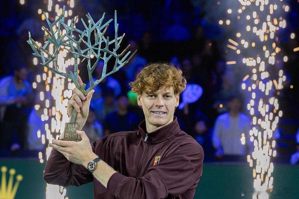 辛纳成为德约科维奇、纳达尔之后，又一位连续夺得四项大师赛冠军的选手！德约科维奇