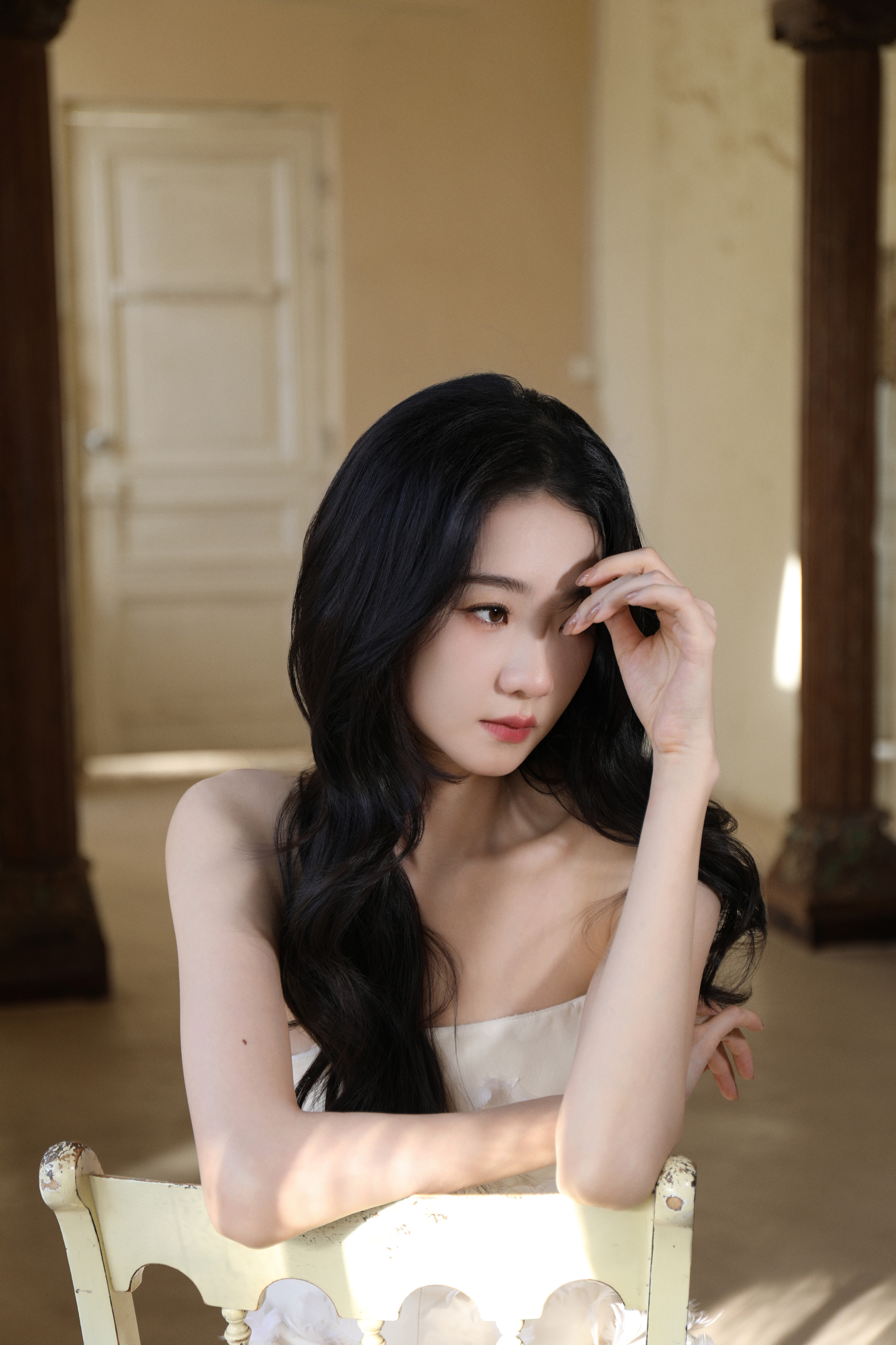 张艺凡气质如柔光凝就的玉，清婉又沉静，一眼便动人。​​​