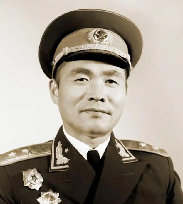 1949年，一位解放军军长回乡探亲，日思夜想的亲娘明明就站在面前，他却强忍激动，