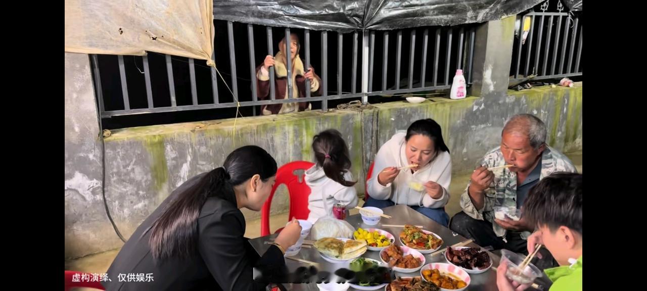老壳子骑虎难下当被关在门外的老壳子，看到院里桌子上都是自己爱吃的一桌饭菜，原来