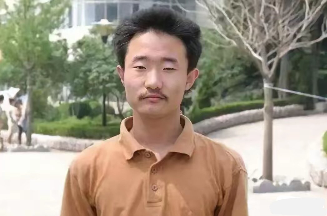 记录者2004年，王端鹏考了749分，离高考总分只差1分，成为了山东高考状元，