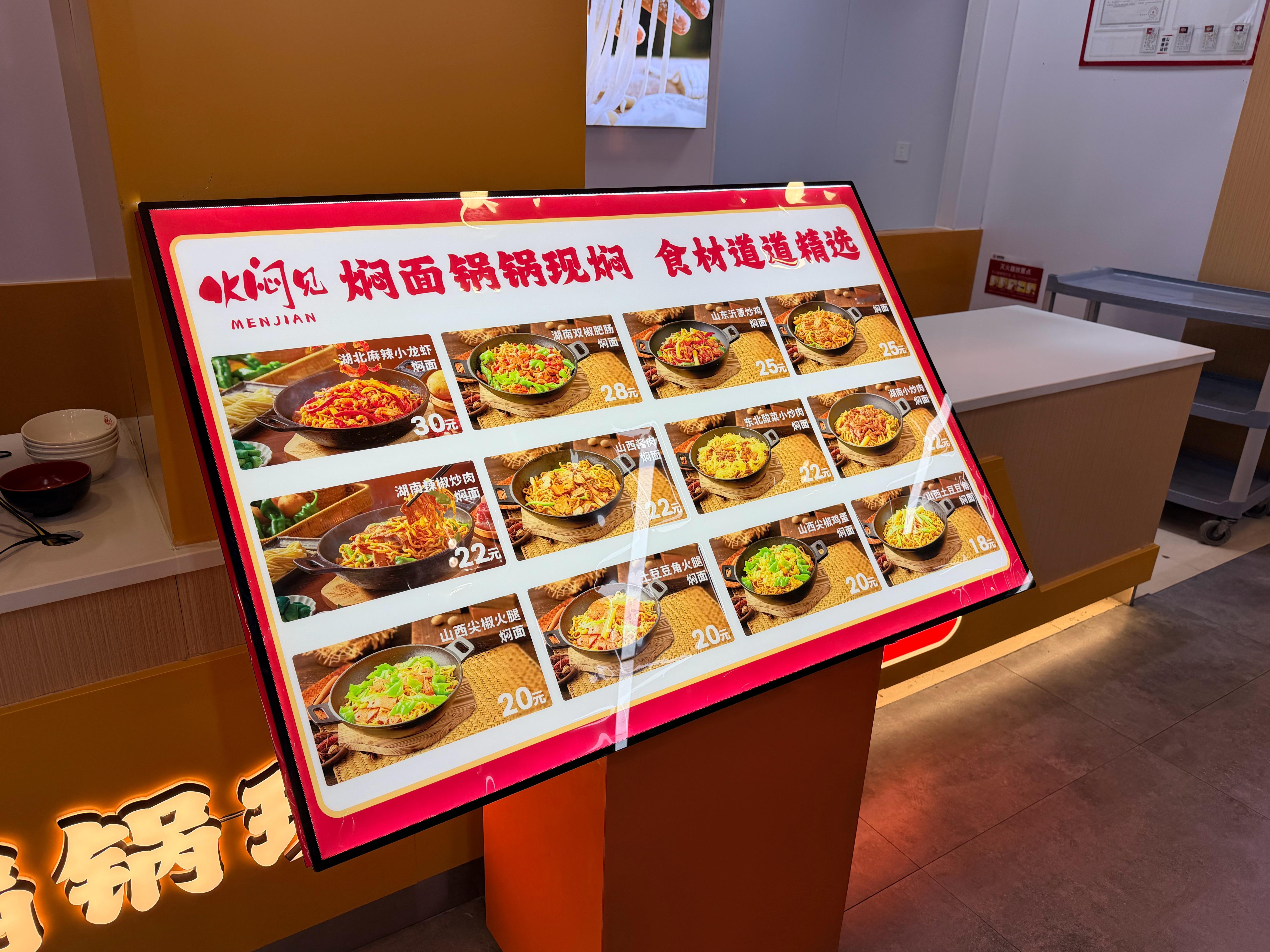 服务区各种餐食选择挺多，价格也没有很离谱，但还是有很多人选择泡面。我感觉很多人是