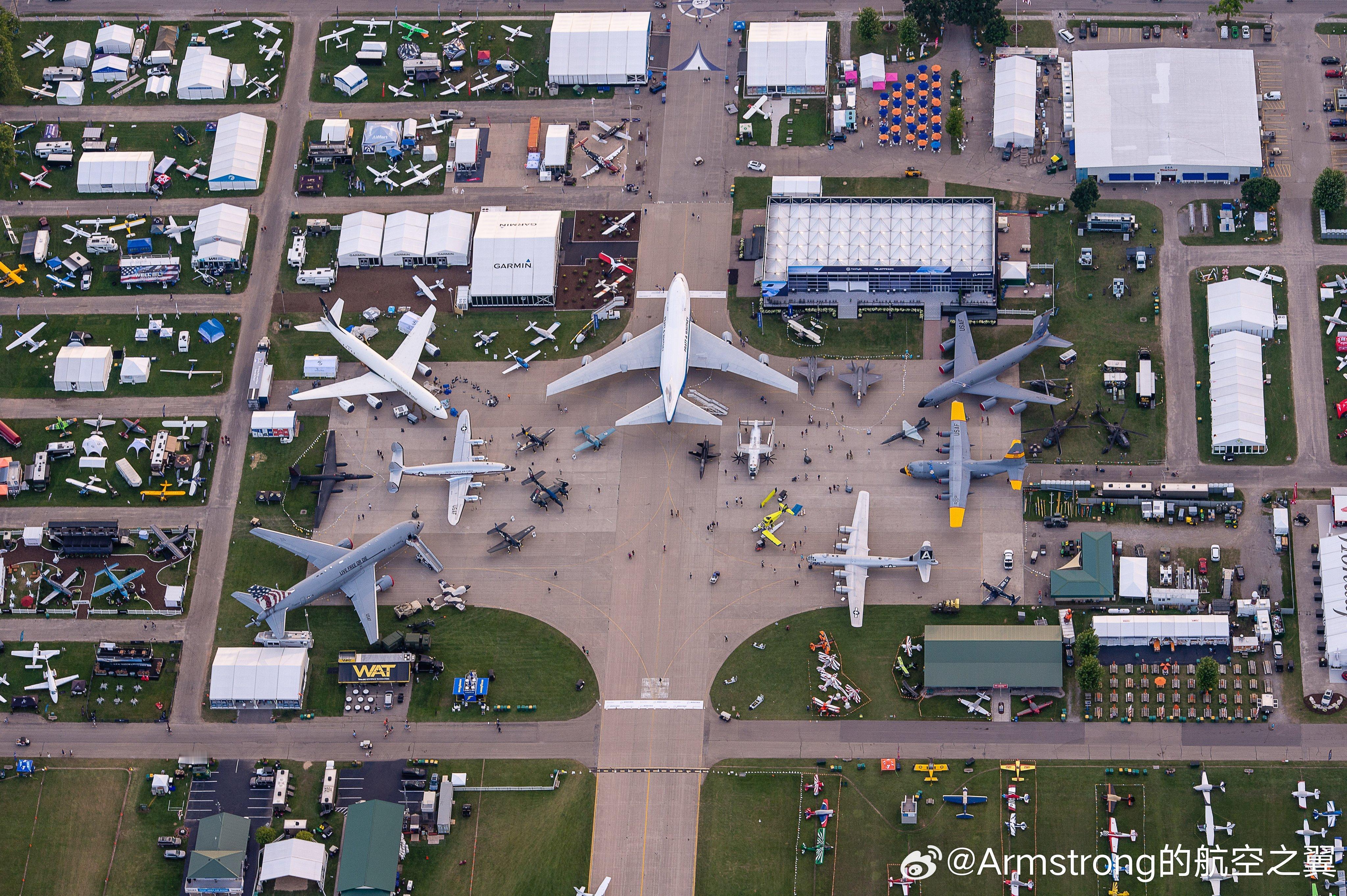 空中俯瞰2025EAA航展，很好的飞机尺寸对比图​​​