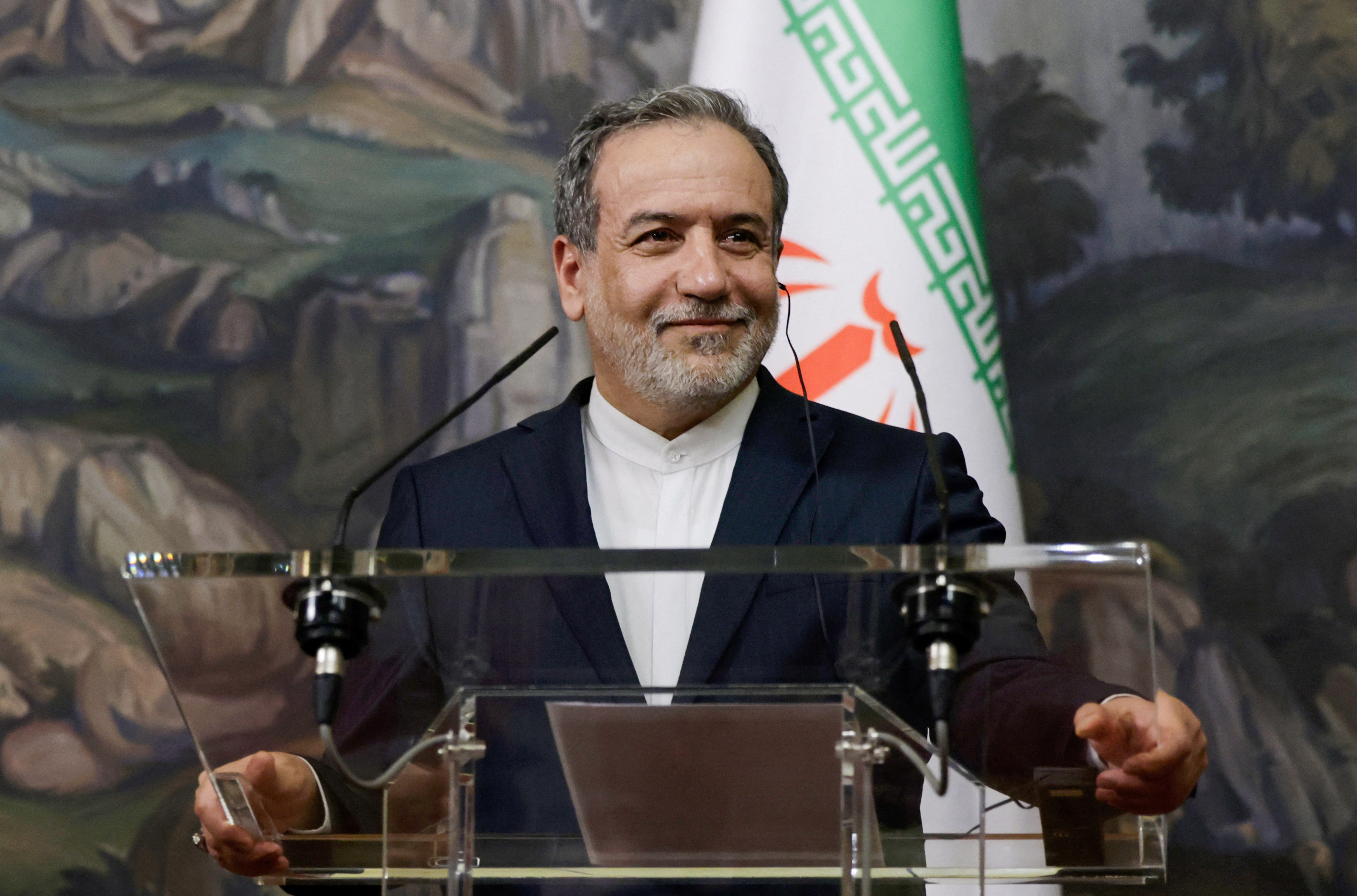 伊朗外长阿拉格齐近日表示，伊朗愿意促进阿富汗和巴基斯坦之间的对话，随时准备提供一