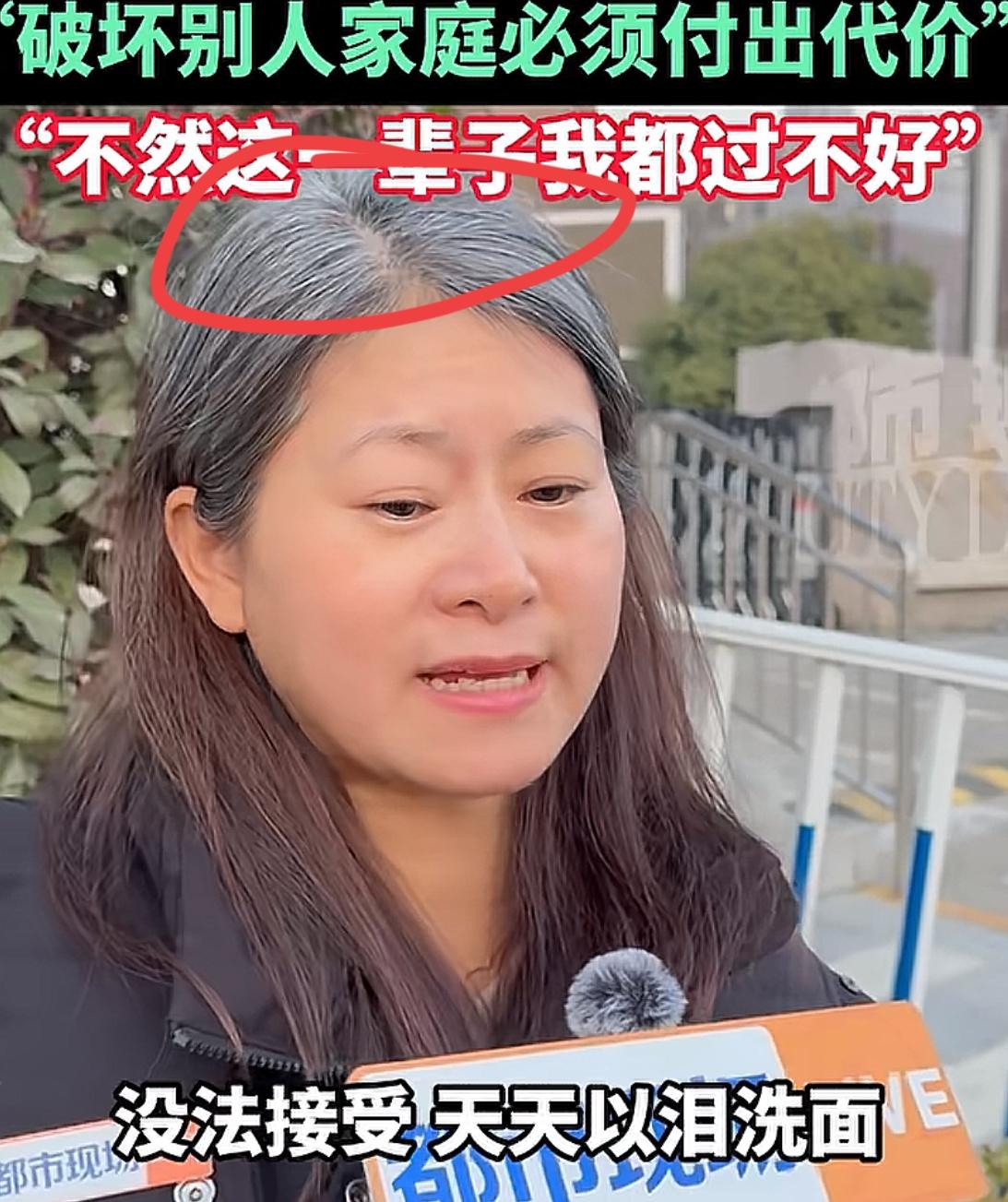 我有个开理发店的朋友，说场子姐这个白头发，一看就不是大家想象中故意染成这