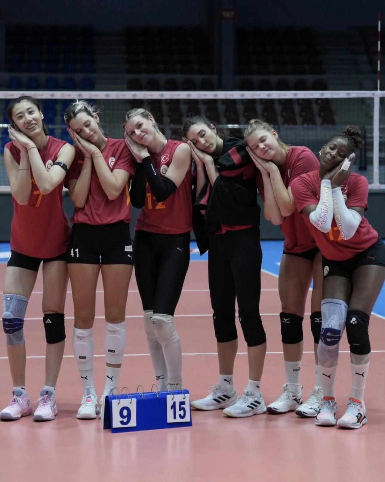 王媛媛适应力未免太强了吧！才两天啊！和队友玩在一起，还有和球迷的互动，都做得很