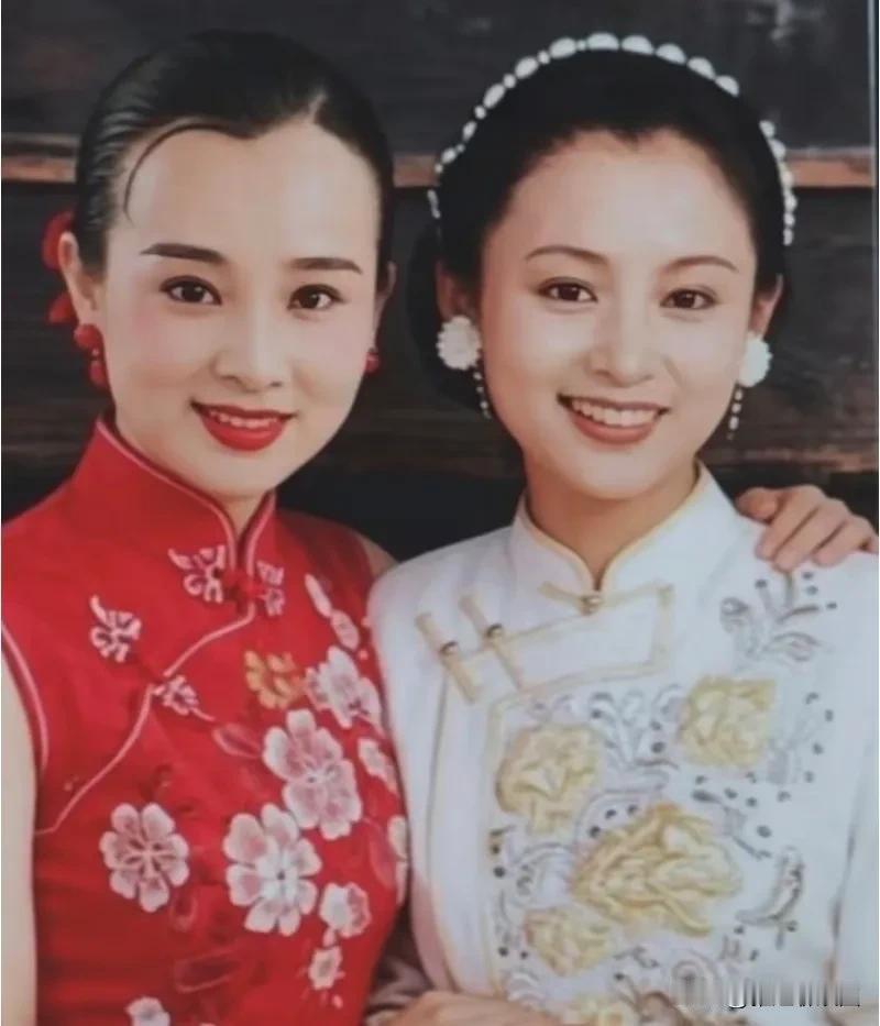 90年代初，内地红白玫瑰赵明明与陈红的合影照片，俩人都是大美女，但个人更喜欢陈红