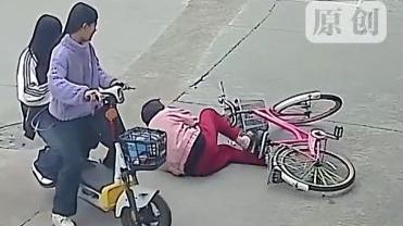 老太骑车摔倒，初中生好心扶起反被起诉索赔22万，这事儿还是不要和稀泥的好！这