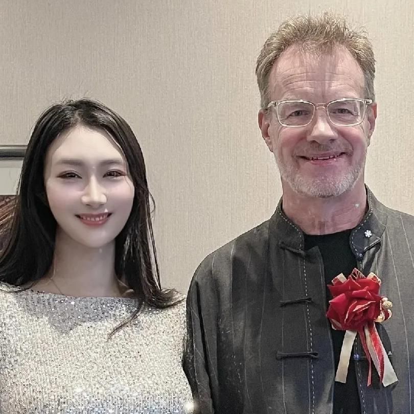 洋相声演员大山都60岁啦，他老婆是重庆的美女。照片里的他有了白胡子，眼角皱纹也多