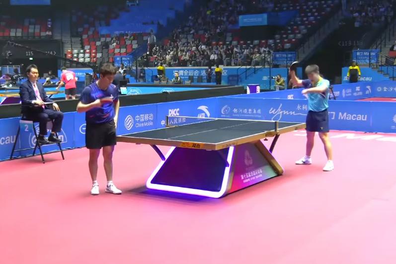 我去，梁靖崑要爆大冷吗？看了一会小石头的比赛，过来一看，大比分梁靖崑0:2