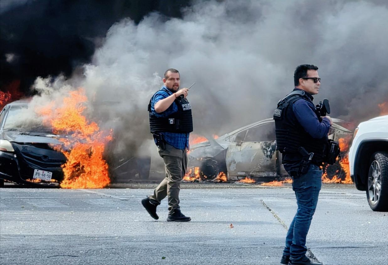 墨西哥这下真的算是炸了锅了，军方一场40分钟的激战，让头号毒枭奥塞格拉当场重伤，