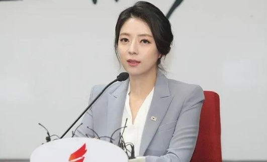 韩国共同民主党19日就前总统尹锡悦提出的羁押必要性审查申请于前一天被法院驳回一事