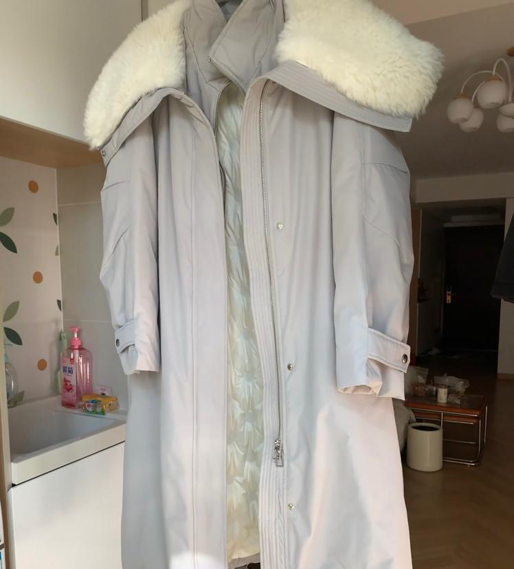 又找出来3件七八年前的“丑衣服”，是不是都可以扔掉了？现在年轻人喜欢断舍离，而