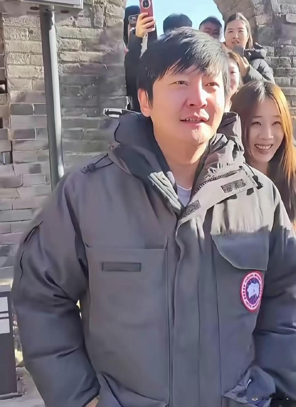 46岁郭京飞现身大孤山祈福，穿着朴素接地气，身材微胖脸盘圆润，气质看着有点“土憨