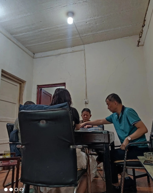 今天下午，我正在家打麻将的时候，突然听到敲门声，当下就感觉有些不对劲儿，赶忙叫我