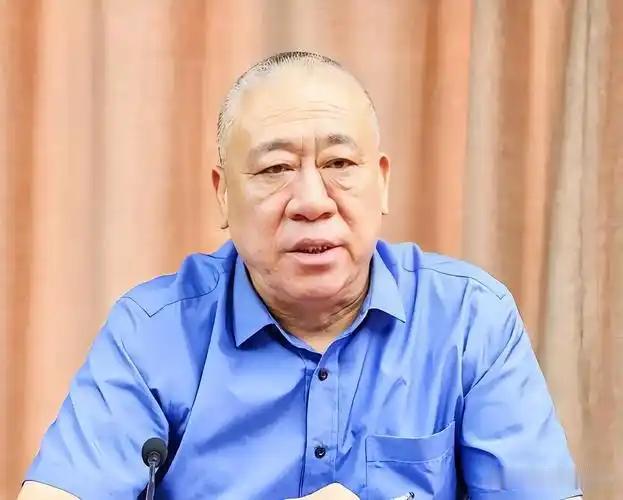 县里想让崔培军挂个名，出钱修文化中心，他当场就回绝了。不是没钱，是钱得先花在