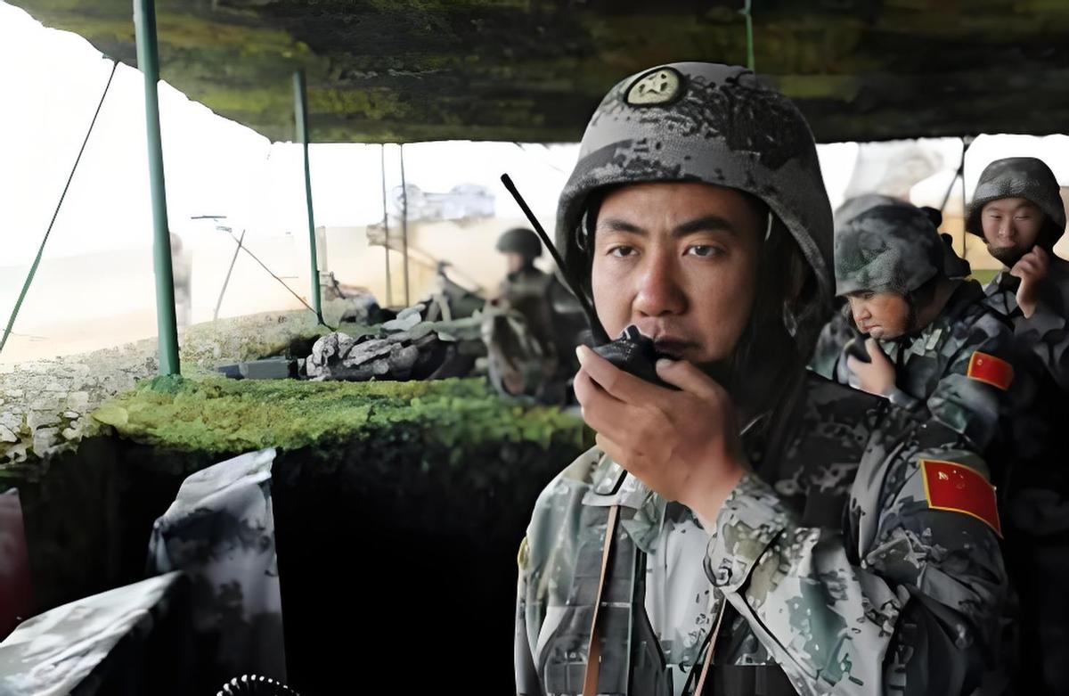 “要是真动起手来，中国军队准得被打趴下，看着装备挺牛，其实有个致命伤。”这话这两