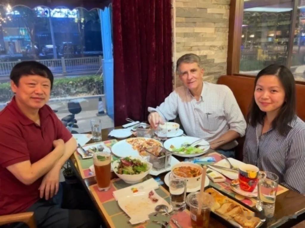 第四个人是谁？和胡锡进、王月眉聚餐的第四个人是谁？纽约时报驻华记者王月眉因为“