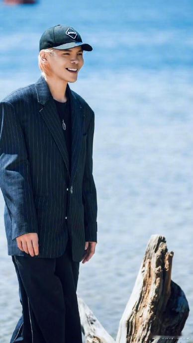 丁真劝向佐退圈最近娱乐圈又爆出了一个让人意想不到的“瓜”——丁真劝向佐退圈，