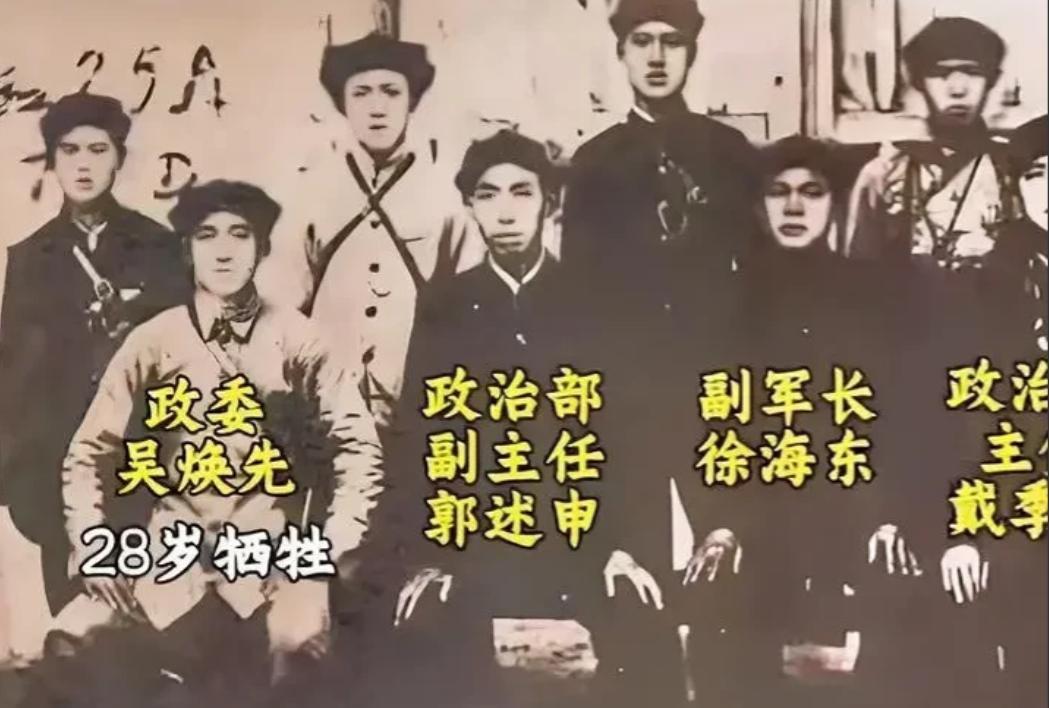 这张摄于1935年8月的珍贵照片，记录了红二十五军在两当县休整时的历史瞬间。画面