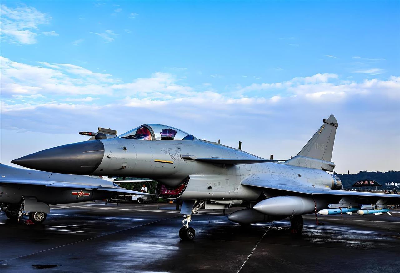 3月25日，中部战区飞行员史录权开着歼-10C巡逻时。竟然在自家大门口，被外机火