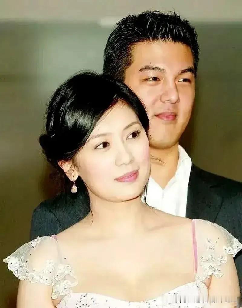 2005年贾静雯和孙志浩未婚生女，结果产房外，孙志浩拿弱精症说事不认孩子，婆婆更