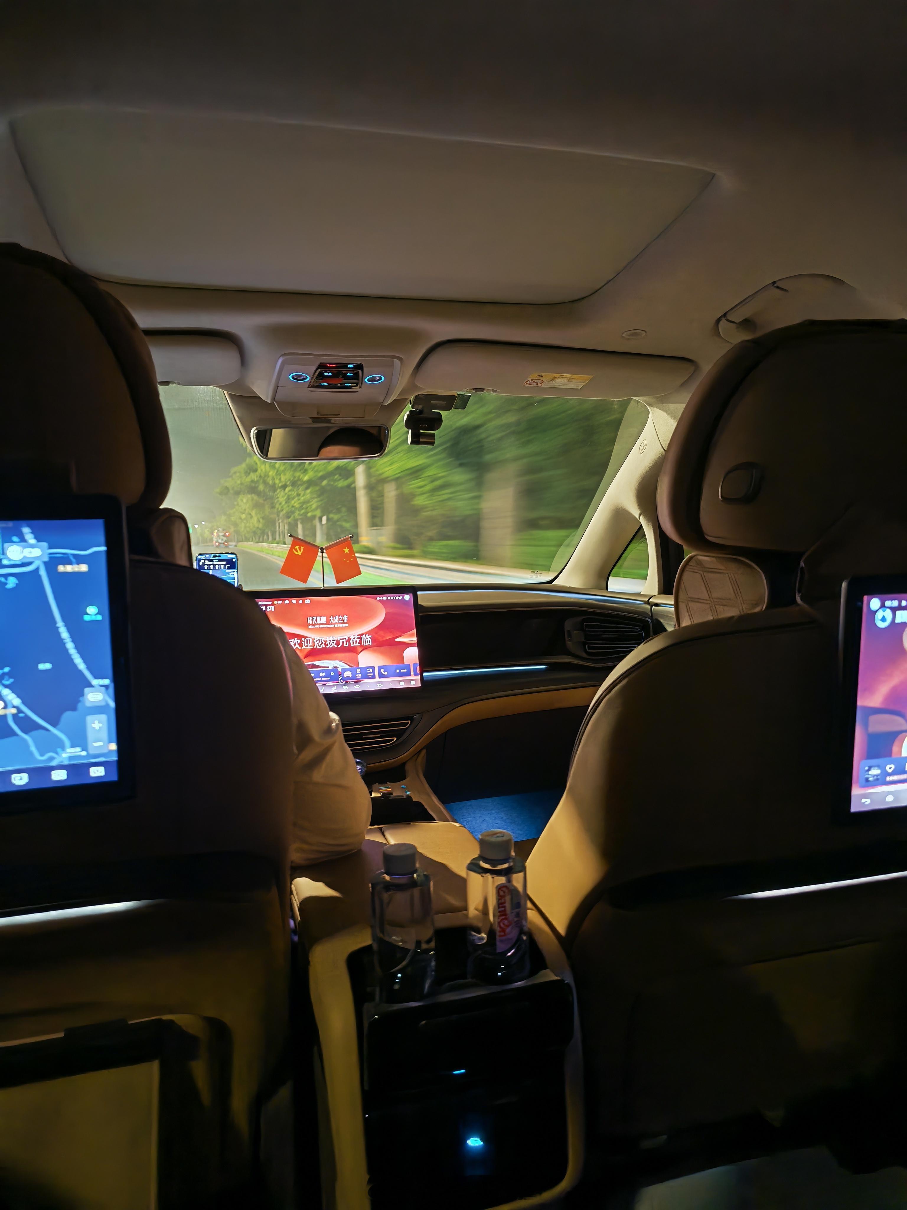 深夜跟接机师傅深度聊天，更加确信MPV商务接待还是很能赚钱在深圳一般GL8D9