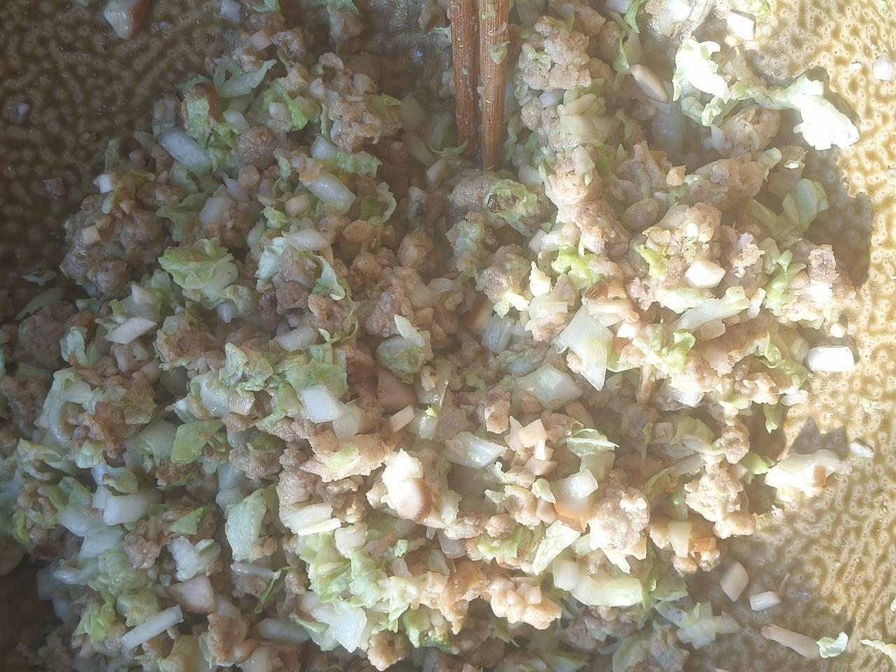 南北通吃的香饺子早就听北方的老姐妹念叨，白菜、香菇、猪油渣包饺子，香得能让