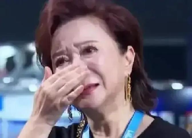 **“一年花掉90万叫穷，40岁不结婚叫惨”——这俩明星到底想干嘛？**闫