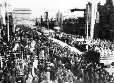 1949年初，蒋介石得知傅作义起义已成定局，这时他为了减少损失决定派飞机到北平接