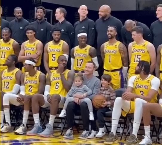 泼冷水：湖人大胜骑士，却暗藏严重隐忧！湖人对阵骑士的比赛，第三节结束湖人已领先