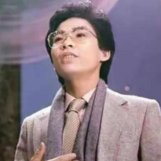 1984年，张明敏唱完《我的中国心》后，被香港封杀，不管是哪个公司都不愿意给他机