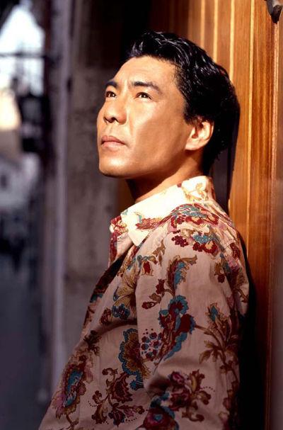 没想到，屠洪刚和张丰毅都是一类人！屠洪刚结过三次婚，和第一任妻子结婚后生下了