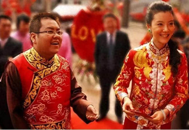 2012年，车晓和身家125亿的豪门丈夫李兆会婚姻走到尽头，两人正式闹起离婚，母