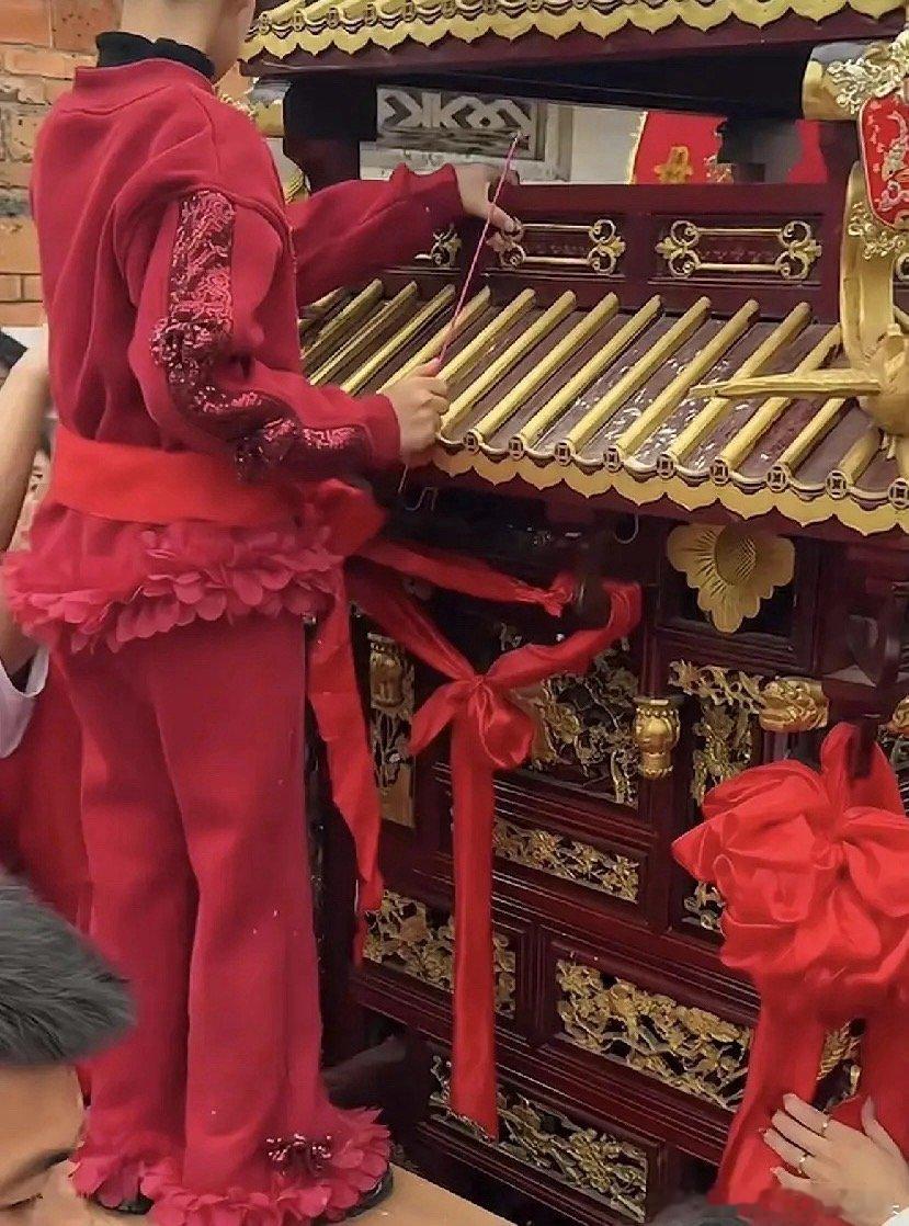 有图有真相,仔细看看视频，今年轿子上是提前绑了木板的，去年妈祖小姑娘穿白裤子，她