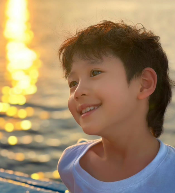 蔡国庆晒出一组海边度假照8岁小儿子庆宝频频出镜庆宝面容清秀，眼睛又大又亮，眼神