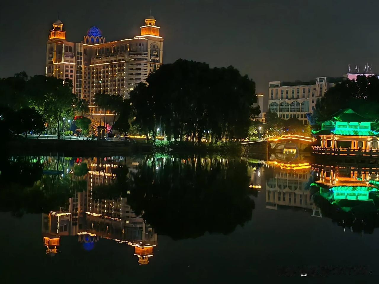 拍张照片形容你所在城市街景或夜景正月初七人日湖边上夜