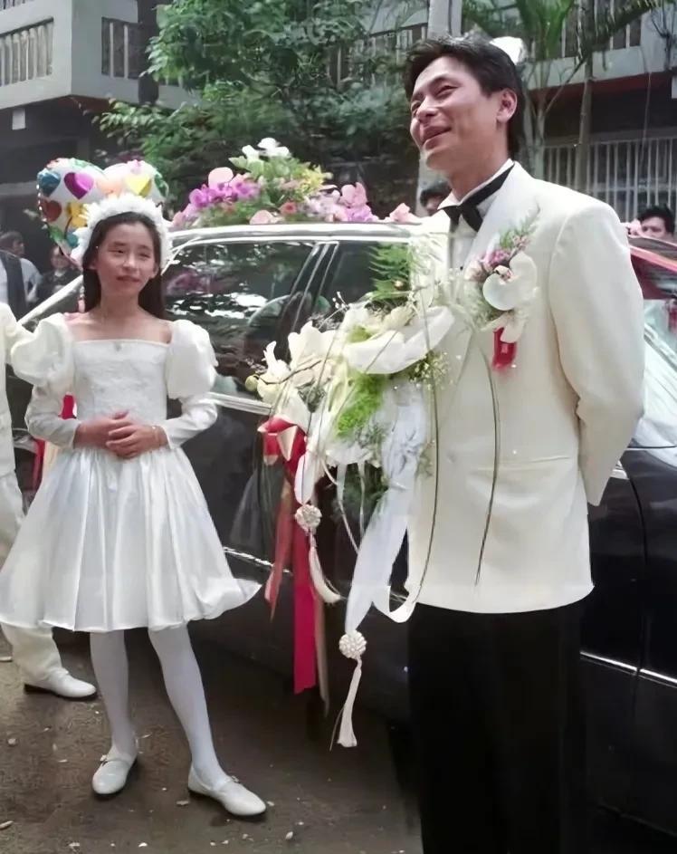 他哭红了眼，把儿子弄丢了。1993年，王杰婚礼现场，他哭得像个孩子。前妻的女