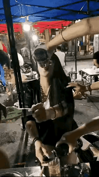 这女的也太能喝了，男人都往嘴里塞