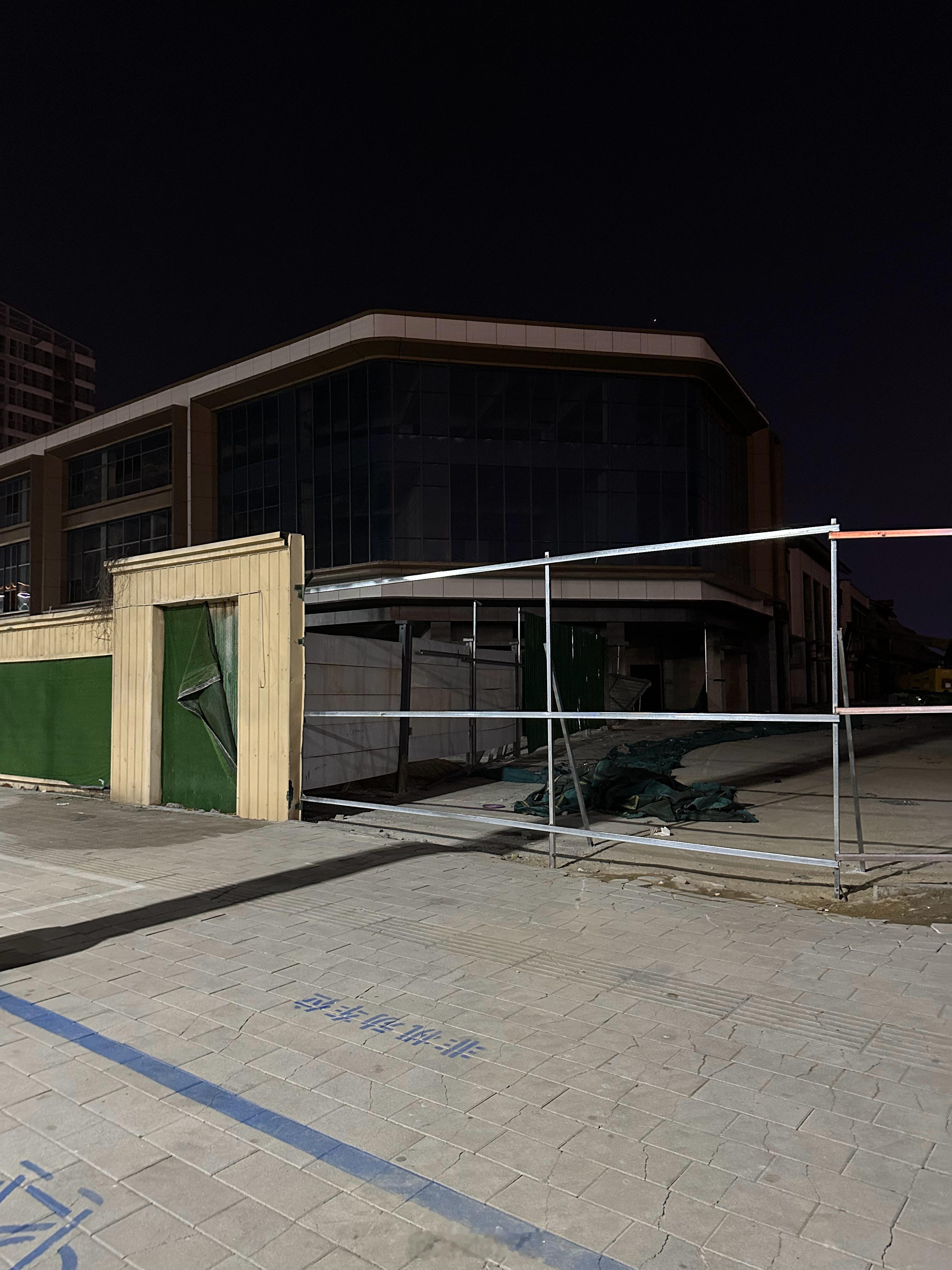 小地方的门市房价格惊呆我了，总共300多平，上下三层，产权40年，400多万，还