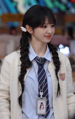 田曦薇现身武汉参加活动，学院风文艺穿搭好看极了！最是那两条麻花辫，瞬间把人拉