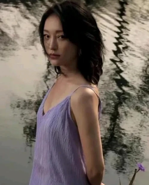 47岁周迅近照曝光，有人感叹岁月如刀，曾经的灵动少女如今似有老态。三年前她还会因