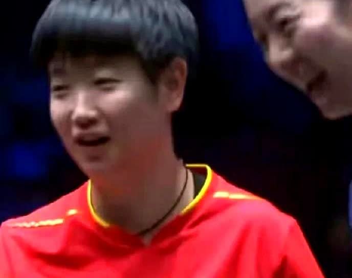 孙颖莎赢球后拉着袁嘉楠一起咧嘴笑，这画面比比分更值钱。输球的人没黑脸，赢球的